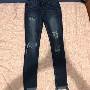 Very cute dark denim distressed jeans !